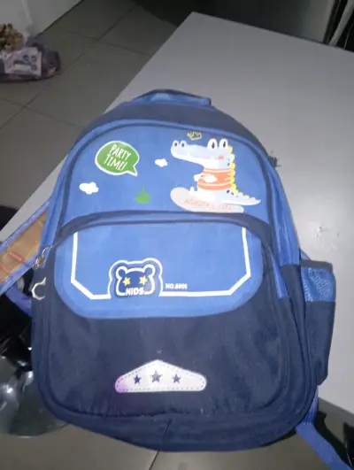 Mochila infantil azul con diseño de cocodrilo 🐊 - miniatura 1