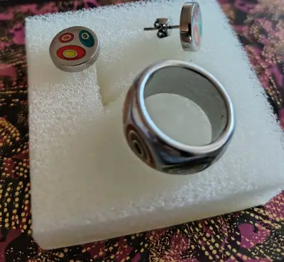 Juego de anillos y aretes coloridos - miniatura 3