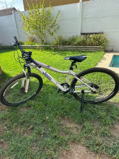 Bicicleta montaña Jeep blanca - miniatura 1