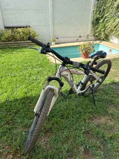 Bicicleta montaña Jeep blanca - miniatura 2