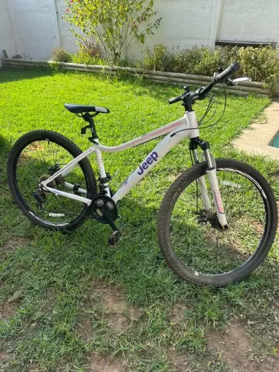 Bicicleta montaña Jeep blanca - miniatura 3