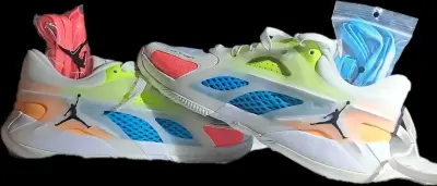 Zapatillas deportivas blancas coloridas - miniatura 2