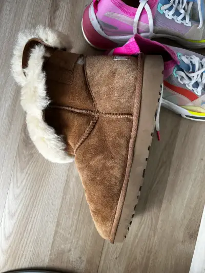 Botas Ugg  color café con forro - miniatura 1
