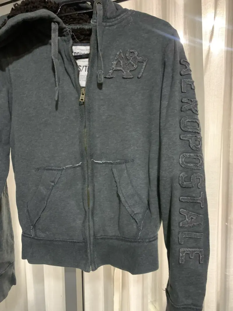 Polerón gris con capucha Aeropostale - 1