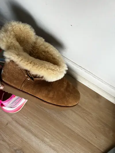Botas Ugg  color café con forro - miniatura 2
