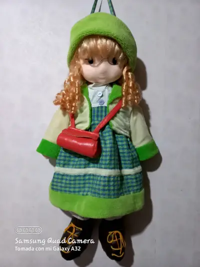 Muñeca de trapo con sombrero verde - miniatura 1