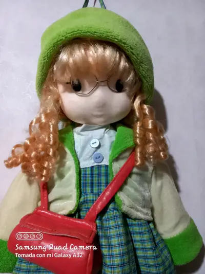 Muñeca de trapo con sombrero verde - miniatura 2