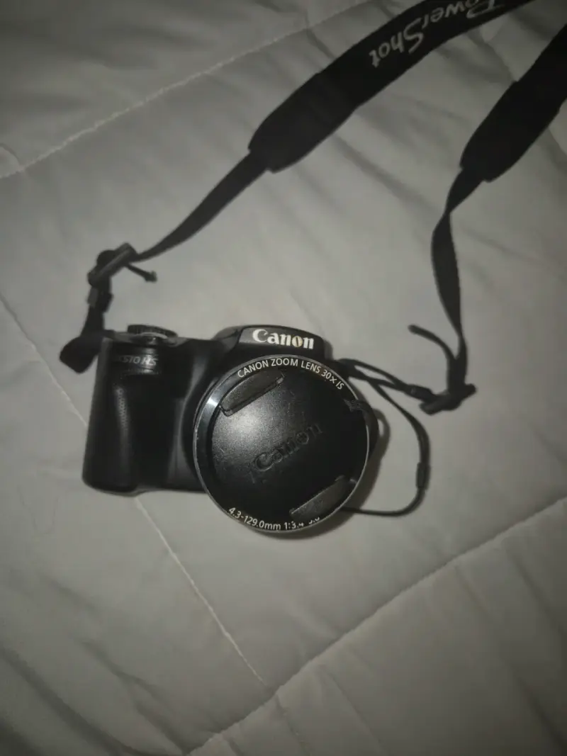 Cámara Canon PowerShot negra - 1