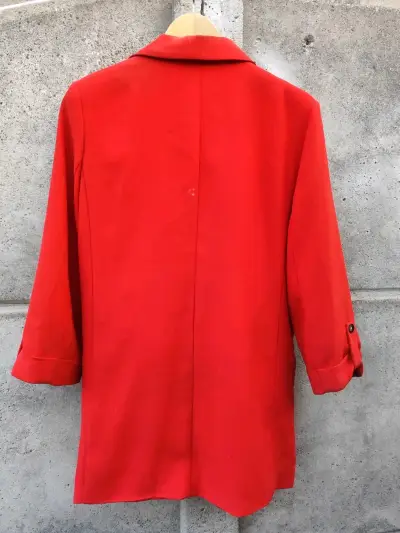 Abrigo rojo estilo clásico - miniatura 4