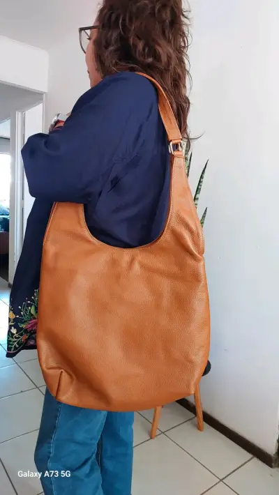 Bolso bandolera café / burdeo cuero 100% México - miniatura 2