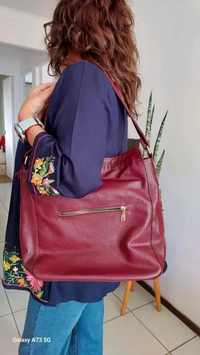 Bolso bandolera café / burdeo cuero 100% México - miniatura 3