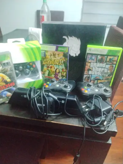 Consola Xbox 360 con accesorios y juegos - miniatura 1