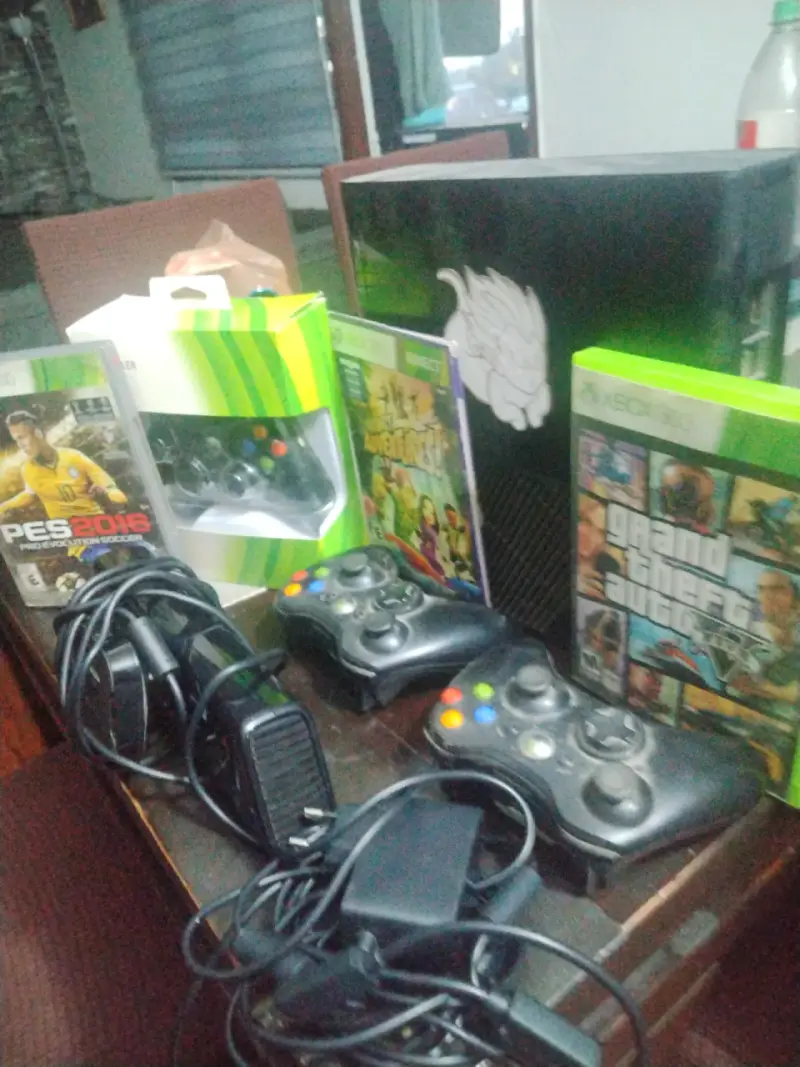 Consola Xbox 360 con accesorios y juegos - 2