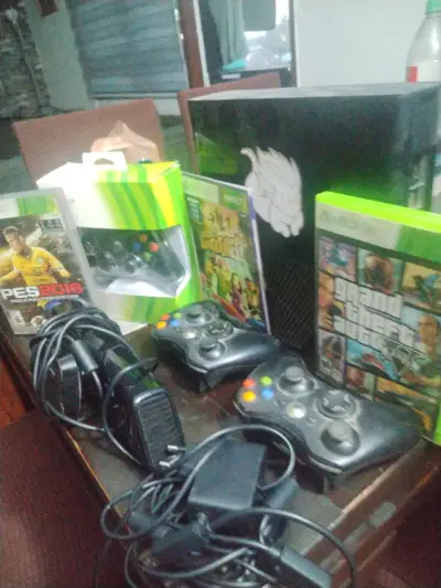 Consola Xbox 360 con accesorios y juegos - miniatura 2