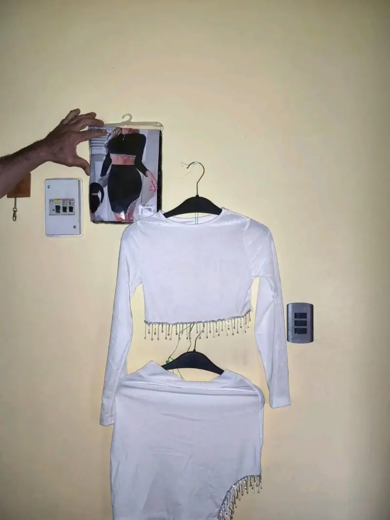 Conjunto blanco con detalles brillantes