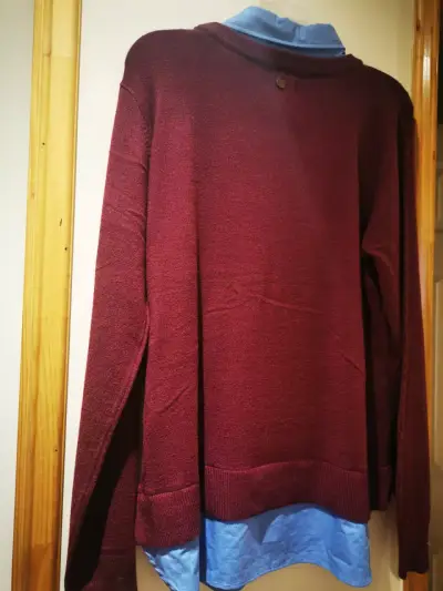 Suéter burdeo con camisa azul nueva - miniatura 2