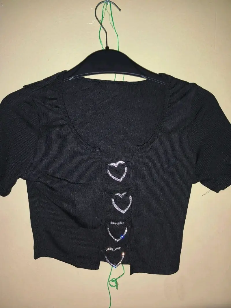 Crop top negro con corazones brillantes