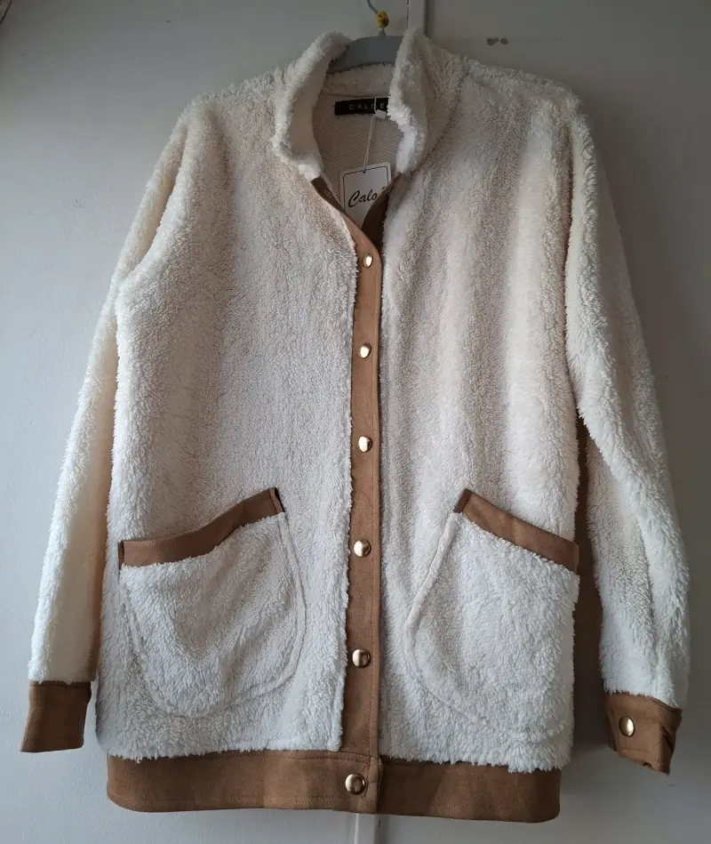 Chaqueta peluda beige