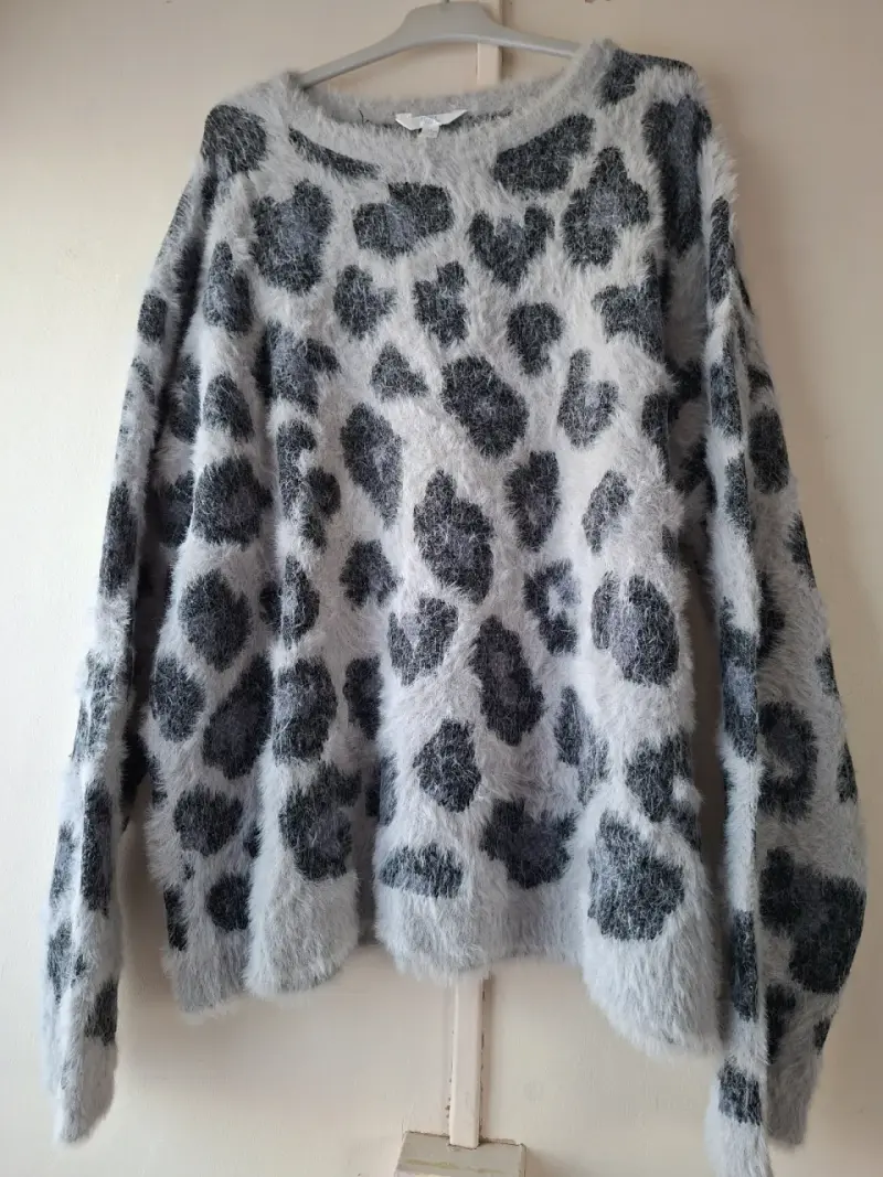 Suéter angora gris con negro