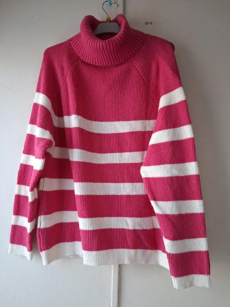 Suéter fucsia con rayas blancas