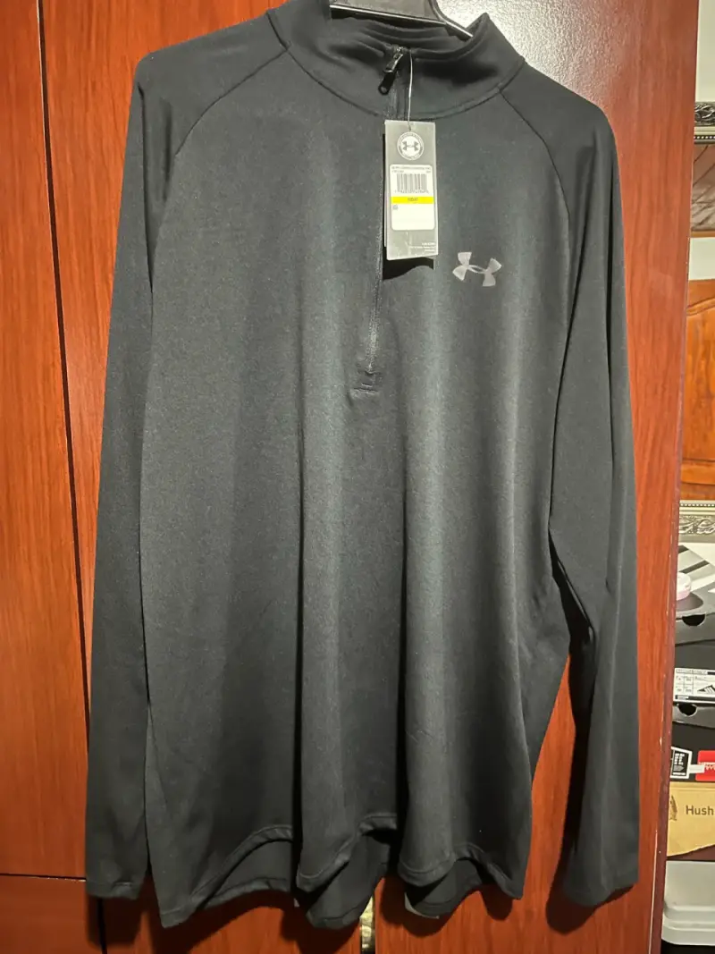 Polera negra Under Armour - 1