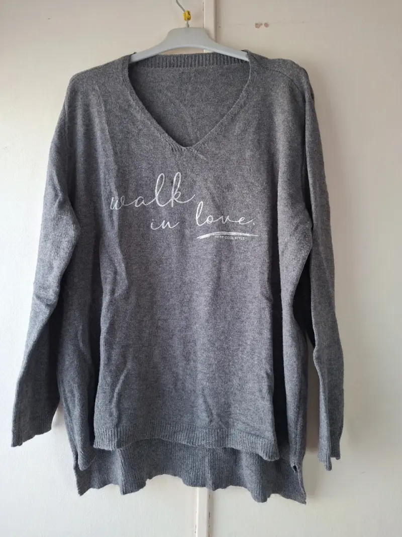 Suéter gris con texto