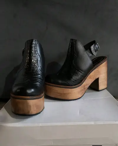 Zapatos de plataforma negros de cuero - miniatura 1