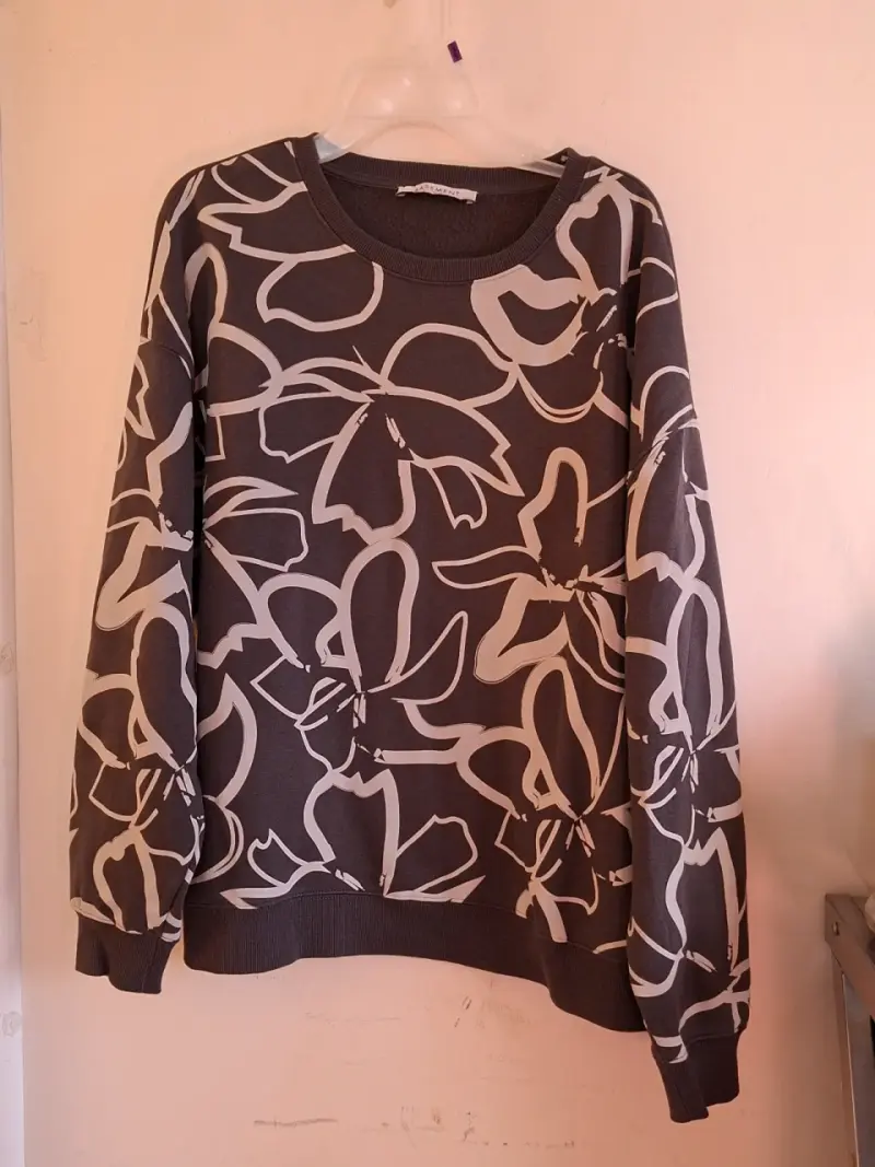 Polerón estampado gris floral