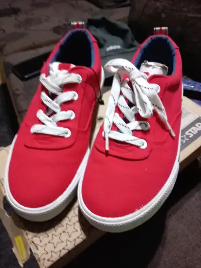 Zapatillas rojas casuales - miniatura 1