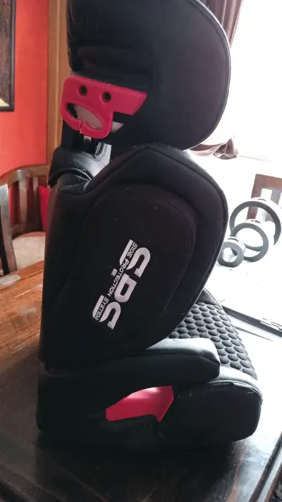 Silla de auto negra con protección lateral - miniatura 1