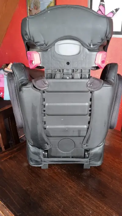 Silla de auto negra con protección lateral - miniatura 3