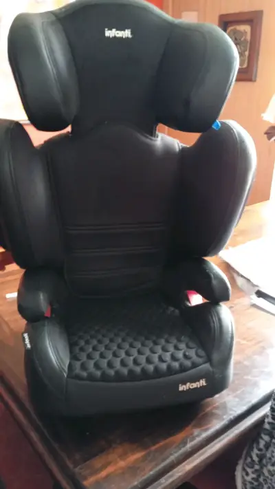 Silla de auto negra con protección lateral - miniatura 4