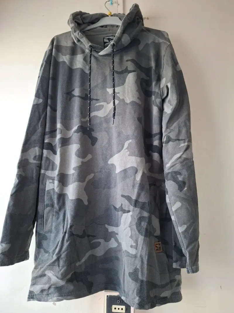 Polerón camuflado gris con capucha