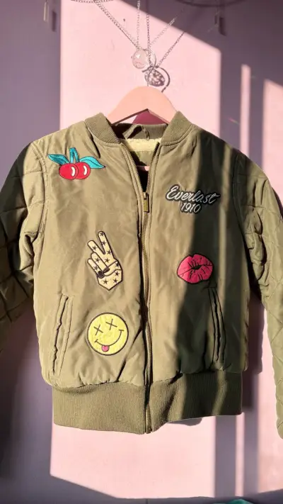 Chaqueta verde con parches - miniatura 1