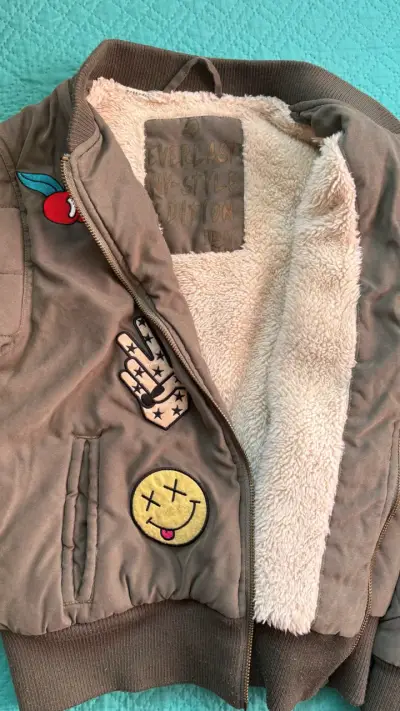 Chaqueta verde con parches - miniatura 3