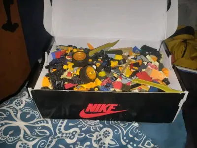 Caja de piezas de LEGO en 20mil - miniatura 1