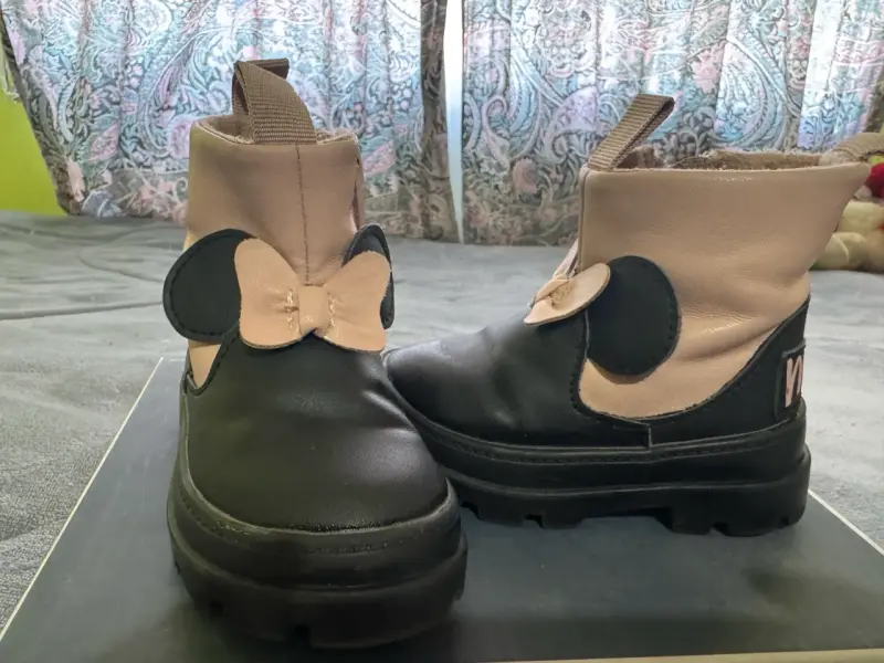 Botines negros con lazo rosa para niños