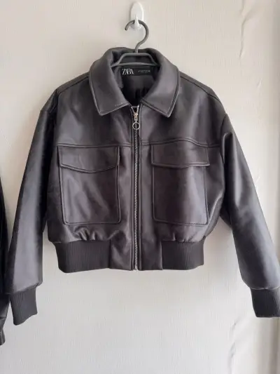Chaqueta negra Zara con cierre - miniatura 1