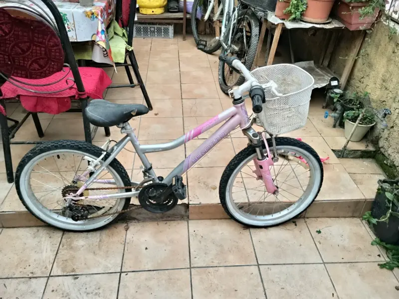 Bicicleta Benotto infantil rosada con cesta