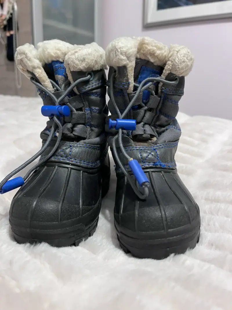 Botas de nievenegras y azules - 1