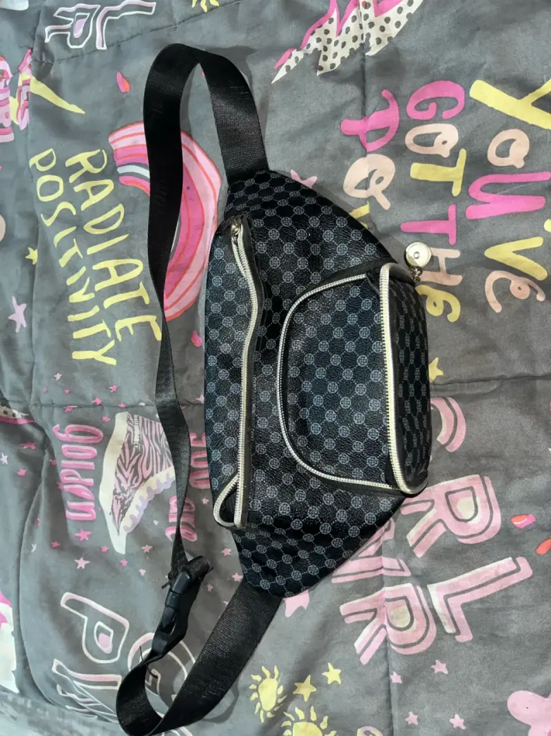 Riñonera negra con diseño - 1
