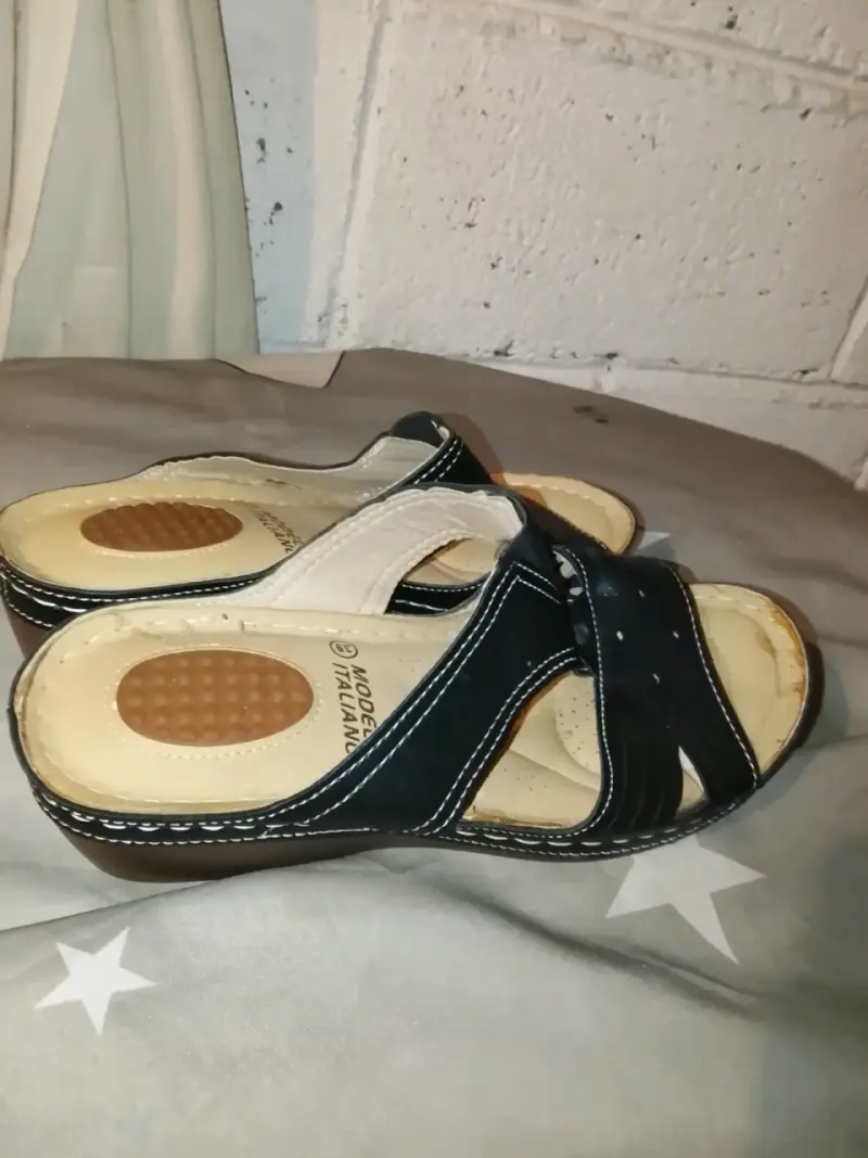 Sandalias negras de mujer - 1