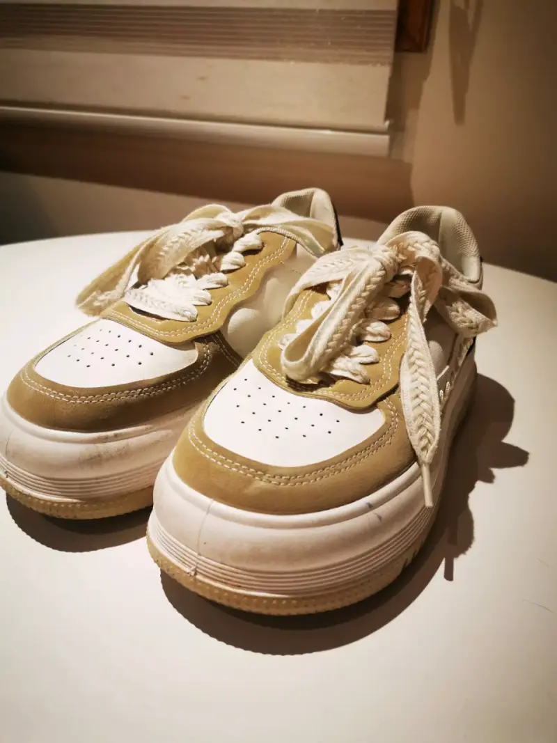 Zapatillas blancas y beige - 1