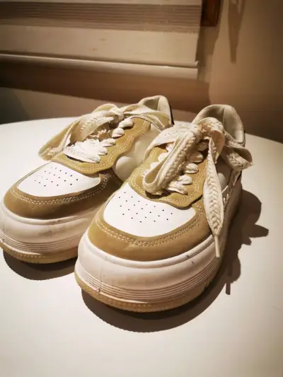 Zapatillas blancas y beige - miniatura 1