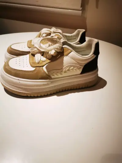 Zapatillas blancas y beige - miniatura 2