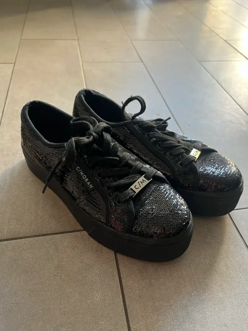 Zapatillas negras con lentejuelas