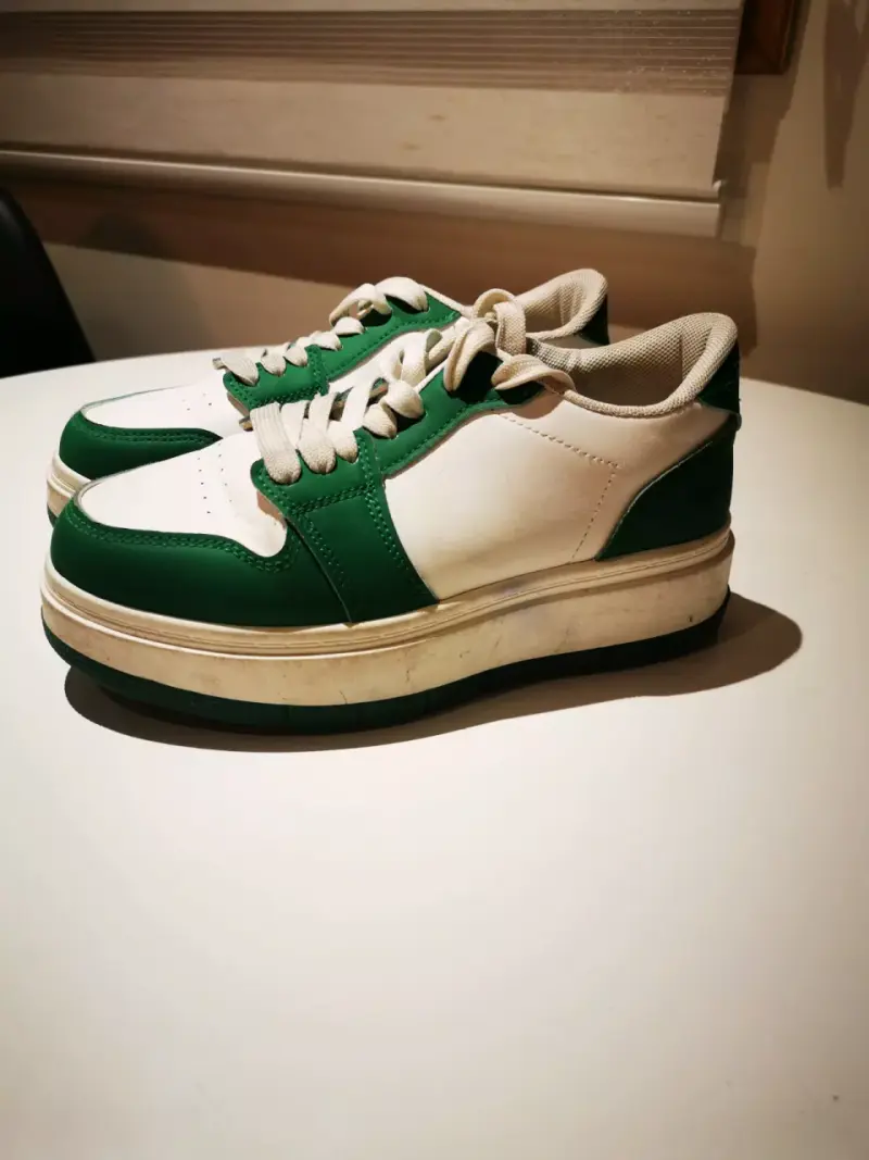Zapatillas deportivas blancas y verdes - 1