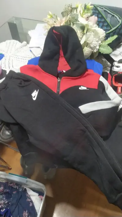 Conjunto deportivo Nike negro y rojo - miniatura 1