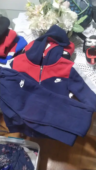 Conjunto deportivo Nike negro y rojo - miniatura 2