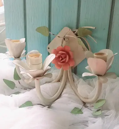 Candelabro de metal floral vintage - miniatura 1